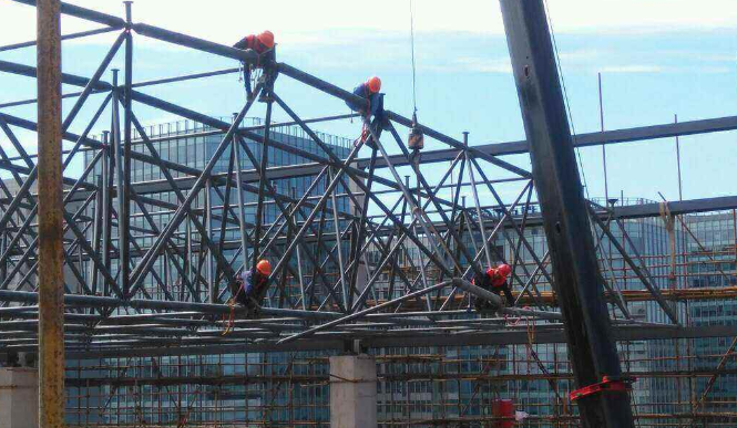 汨罗论网架装配施工中搭设脚手架应当留神的事故